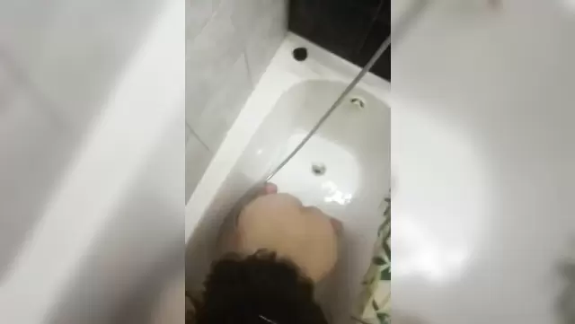 Узбекская шлюха делает минет в ванне